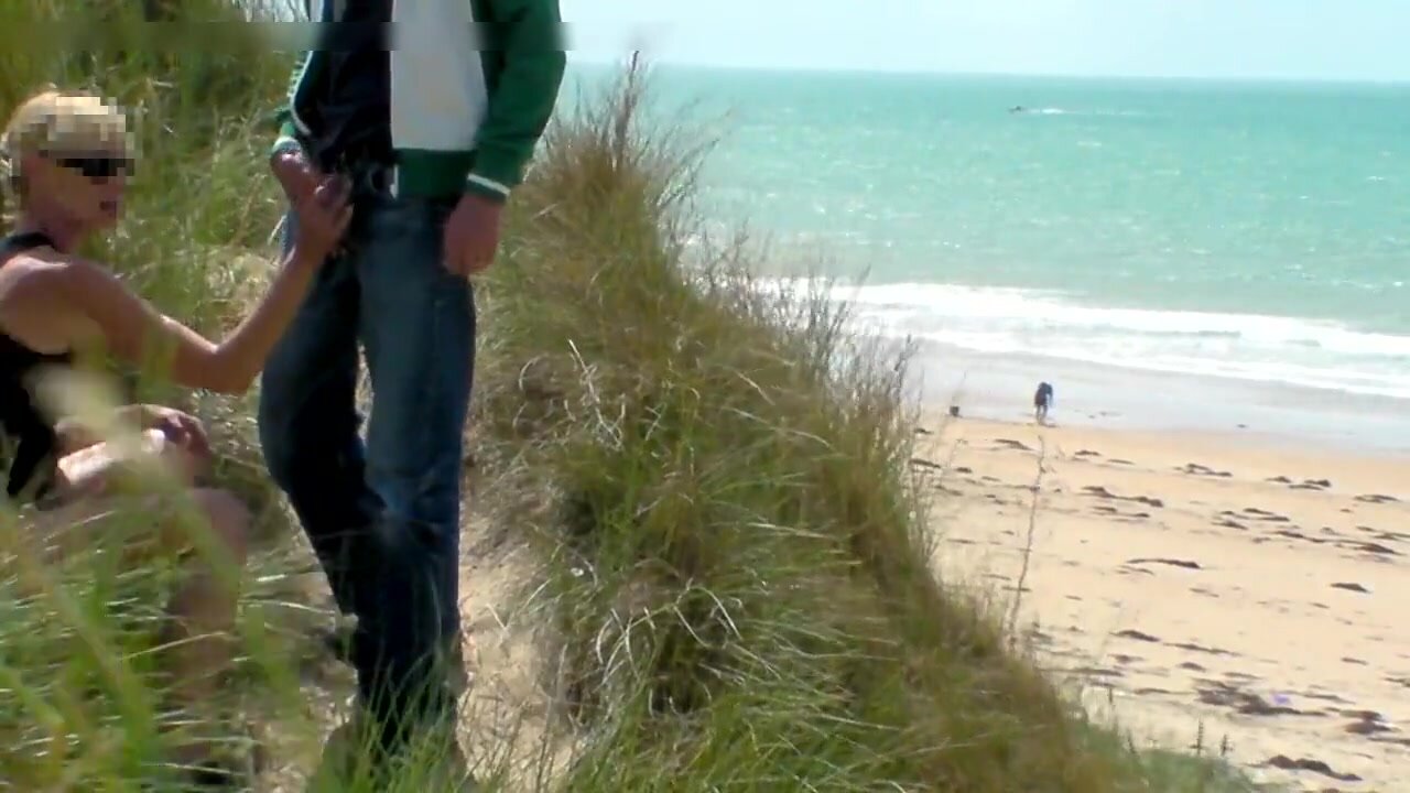 Branlette publique avec éjaculation à la plage cachée dans les buissons