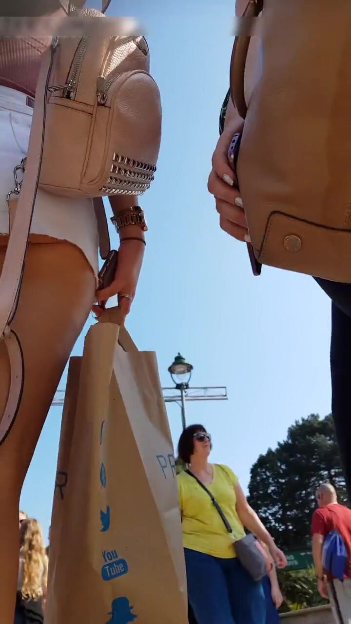 Caméra cachée dans un lieu public filmant un cul sexy sous une jupe courte